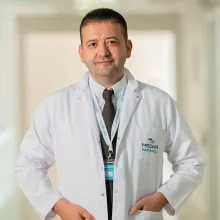 Op. Dr. Abdullah Yıldırım — Plastik Rekonstrüktif Ve Estetik Cerrahi, Ataşehir, İstanbul. Portre fotoğrafı.