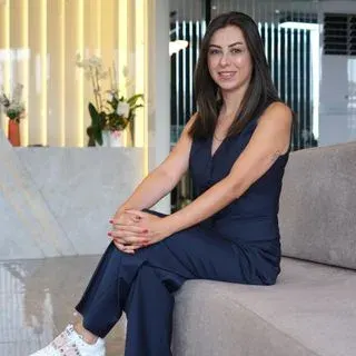 Dt. Songül Sıcak — Diş Hekimi, Adana. Portre fotoğrafı.