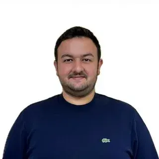 Dr. Dkt. Ayhan Çağlayan — Dil ve Konuşma Terapisi, İzmir. Portre fotoğrafı.