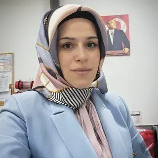 Uzm. Dr. Esma Ulya Aşık — Psikiyatri, Kayseri. Portre fotoğrafı.