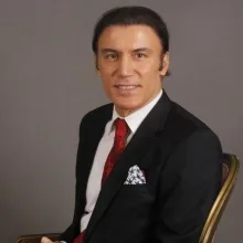 Op. Dr. Hüseyin Avni Sanisoğlu — Göz Hastalıkları, Kadıköy, İstanbul. Portre fotoğrafı.