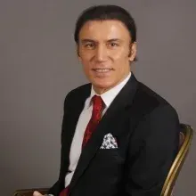 Op. Dr. Hüseyin Avni Sanisoğlu — Göz Hastalıkları, Kadıköy, İstanbul. Portre fotoğrafı.