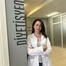 Dyt. Ayşe Aydın — Diyetisyen. Portre fotoğrafı.