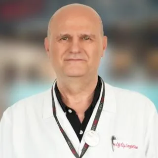 Dr. Öğr. Üyesi Cengiz Uzun — Enfeksiyon Hastalıkları, Küçükçekmece, İstanbul. Portre fotoğrafı.