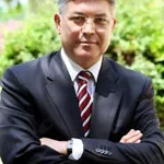 Prof. Dr. Atilla Tanyeli — Şişli, İstanbul. Portre fotoğrafı.