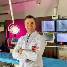 Doç. Dr. Emrah Ermiş — Kardiyoloji, Küçükçekmece, İstanbul. Portre fotoğrafı.