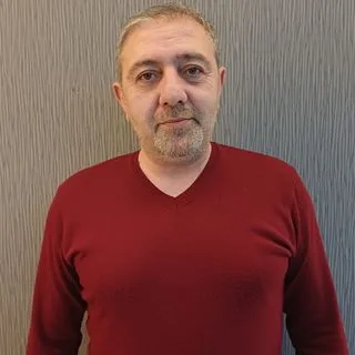 Doç. Dr. Yaşar Saraç — Plastik Rekonstrüktif Ve Estetik Cerrahi, Mersin. Portre fotoğrafı.