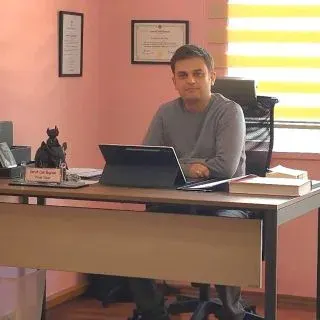 Uzm. Dr. Emrah Cem Bayram — Çocuk ve Ergen Psikiyatrisi, Çankaya, Ankara. Portre fotoğrafı.