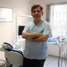 Dt. Şenel Akbulut — Diş Hekimi, Bornova, İzmir. Portre fotoğrafı.