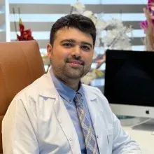Op. Dr. Danial Khabbazazar — Genel Cerrahi, İzmir. Portre fotoğrafı.