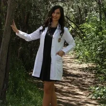 Dt. Özge Erdoğan — Diş Hekimi, Çankaya, Ankara. Portre fotoğrafı.