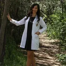 Dt. Özge Erdoğan — Diş Hekimi, Çankaya, Ankara. Portre fotoğrafı.