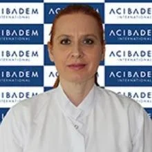 Op. Dr. Nihan Özcan — Kadın Hastalıkları Ve Doğum, İstanbul. Portre fotoğrafı.