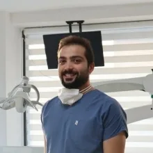 Dt. Tayfun Kömür — Diş Hekimi. Portre fotoğrafı.