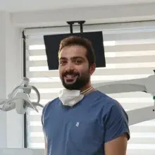 Dt. Tayfun Kömür — Diş Hekimi. Portre fotoğrafı.
