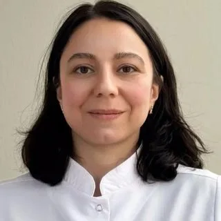 Uzm. Dt. Gamze Nazlı Yanar Çelensü — Bursa. Portre fotoğrafı.