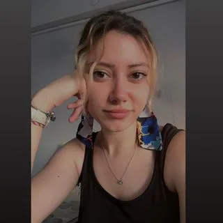Dkt. Bengisu Kaytan — Dil ve Konuşma Terapisi. Portre fotoğrafı.