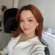 Dyt. Kübra Salman — Diyetisyen, Kayseri. Portre fotoğrafı.