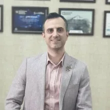 Uzm. Dr. Alborz Moshfeghi — Dermatoloji, İstanbul. Portre fotoğrafı.