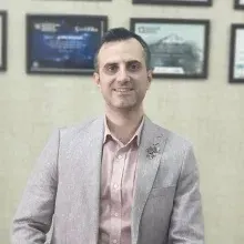 Uzm. Dr. Alborz Moshfeghi — Dermatoloji, İstanbul. Portre fotoğrafı.
