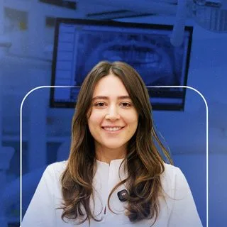 Dt. İzel Aydınoğlu — Diş Hekimi, Kocaeli. Portre fotoğrafı.