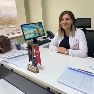 Uzm. Dr. Elif Arık — Gaziantep. Portre fotoğrafı.