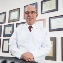 Prof. Dr. Erkan Kaptanoğlu — Beyin Ve Sinir Cerrahisi, İstanbul. Portre fotoğrafı.