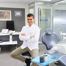 Dt. Gürkan Zeybek — Diş Hekimi, İzmir. Portre fotoğrafı.