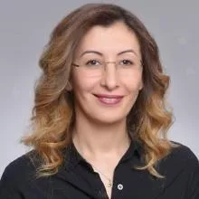 Uzm. Dr. Selma Sönmezoğlu Maraklı — Dermatoloji, Adana. Portre fotoğrafı.
