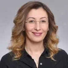 Uzm. Dr. Selma Sönmezoğlu Maraklı — Dermatoloji, Adana. Portre fotoğrafı.