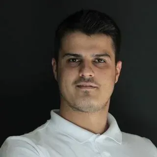 Dt. Sefkan Taş — Diş Hekimi, Kayapınar, Diyarbakır. Portre fotoğrafı.