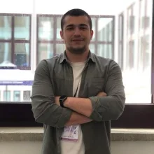 Dkt. Emrecan Arılı — Dil ve Konuşma Terapisi, İstanbul. Portre fotoğrafı.