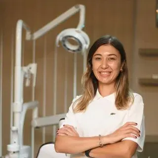 Dr. Dt. Hazal Cankurt Aras — İzmir. Portre fotoğrafı.