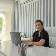 Dt. İlknur Simav — Diş Hekimi, Manisa. Portre fotoğrafı.