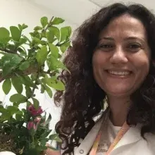 Doç. Dr. Banu Dilek — Fiziksel Tıp Ve Rehabilitasyon, İzmir. Portre fotoğrafı.
