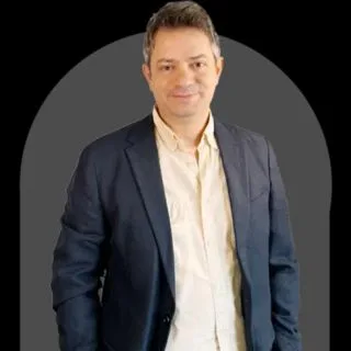 Uzm. Dr. Ekrem Korucuk — Kulak Burun Boğaz, Antalya. Portre fotoğrafı.