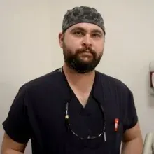 Op. Dr. Yunus Emre Bektaş — Ortopedi Ve Travmatoloji, Gaziemir, İzmir. Portre fotoğrafı.