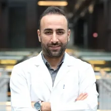 Doç. Dr. Fatih Irmak — Plastik Rekonstrüktif Ve Estetik Cerrahi, İstanbul. Portre fotoğrafı.