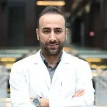 Doç. Dr. Fatih Irmak — Plastik Rekonstrüktif Ve Estetik Cerrahi, İstanbul. Portre fotoğrafı.