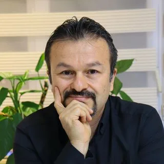 Doç. Dr. Hüseyin Günay — Psikiyatri, İstanbul. Portre fotoğrafı.
