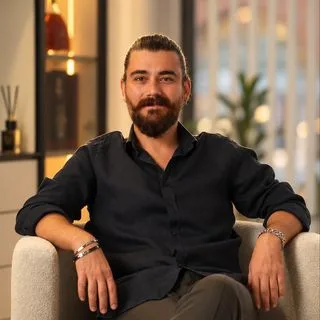 Dr. Erdem Çalışkan — Sertifikalı Medikal Estetik, Sakarya. Portre fotoğrafı.
