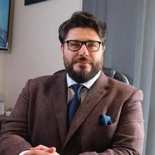 Op. Dr. Rifat Saygın Altınağ — Beyin Ve Sinir Cerrahisi, İstanbul. Portre fotoğrafı.