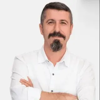 Dt. Serkan Toprakçı — Diş Hekimi, Eskişehir. Portre fotoğrafı.