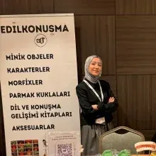 Dkt. Elif Yolcu — Dil ve Konuşma Terapisi, Eskişehir. Portre fotoğrafı.