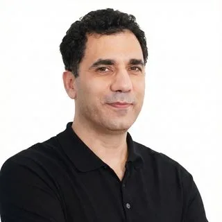 Prof. Dr. Şafak Karaçay — Çocuk Cerrahisi, İstanbul. Portre fotoğrafı.