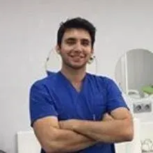 Dr. Dt. Keremcan Kuru — İzmir. Portre fotoğrafı.