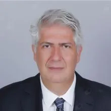 Dt. Tunç Özay — Diş Hekimi, İzmir. Portre fotoğrafı.