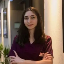 Dt. Esra Bal — Diş Hekimi, Mezitli, Mersin. Portre fotoğrafı.