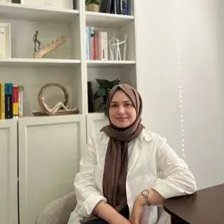 Kl. Psk. Özlem Nur Karakoç — Psikoloji, Kocaeli. Portre fotoğrafı.
