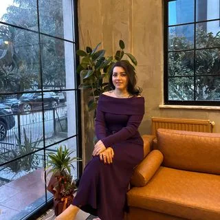 Kl. Psk. Yağmur Atlı İpekişleyen — Psikoloji, Çanakkale. Portre fotoğrafı.